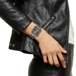 THE B-2H LADY 33 x 32 MM